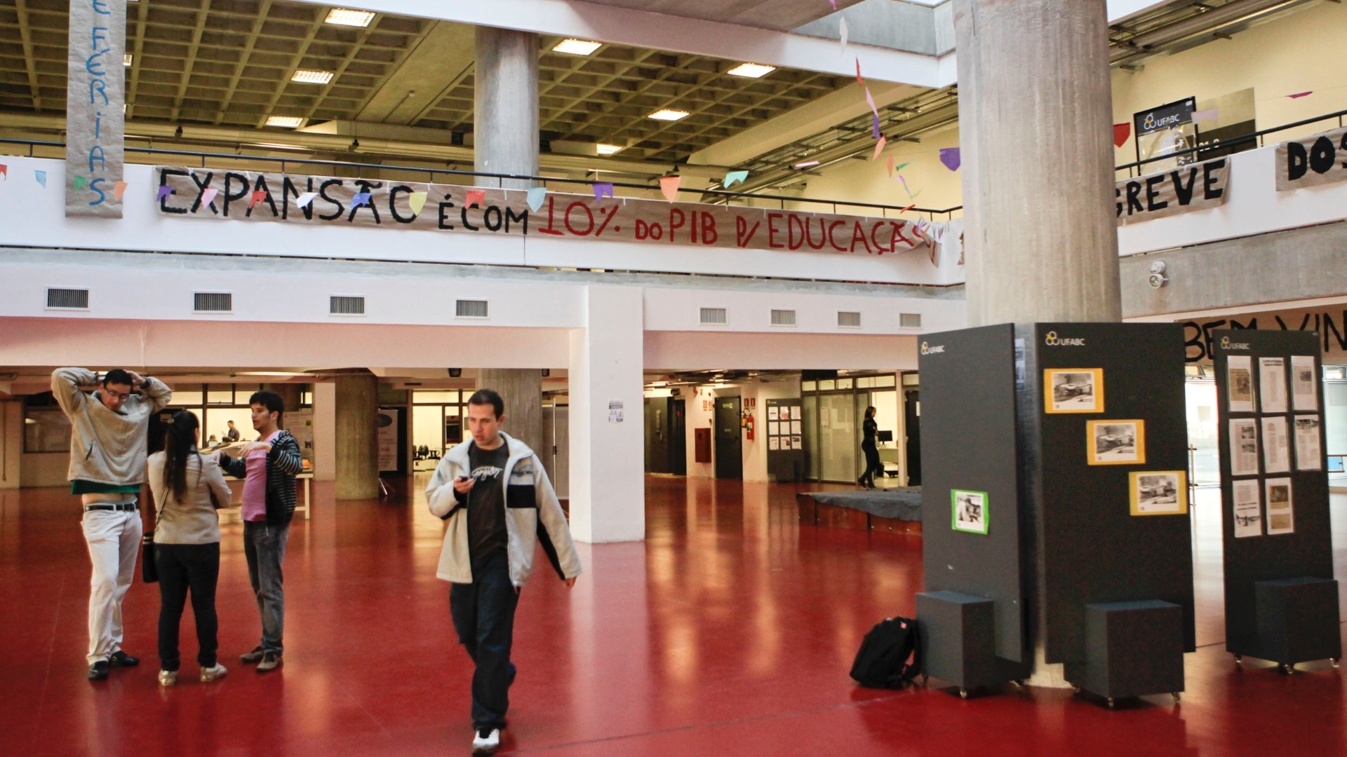 Uma decisão do Conselho Universitário, do dia 18 de junho, decidiu "interromper temporariamente as atividades presenciais e não presenciais de aula, do segundo quadrimestre de 2012 dos cursos de graduação com sede nos campi de Santo André e São Bernardo do Campo" - Fernando Donasci/UOL