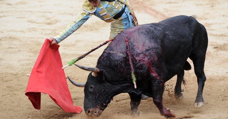 11.jul.2012 - O toureiro Saul Jimenez Fortes se apresenta na arena de Pamplona na quarta-feira (11), no quinto dia da Festa de São Firmino