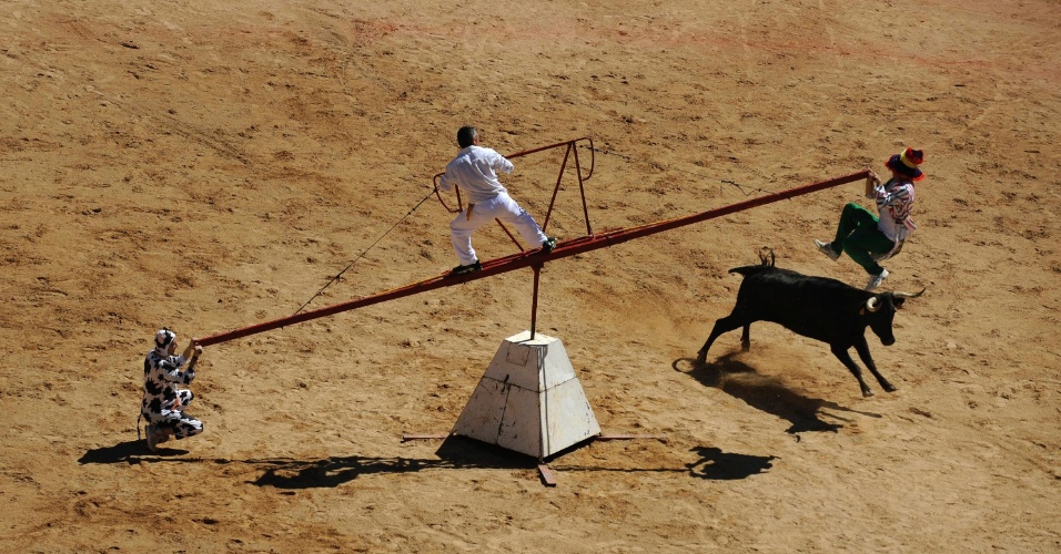 12.jul.2012 - Artistas apresentam número com uma vaca na arena de Pamplona, na Espanha, no sexto dia do Festival de São Firmino