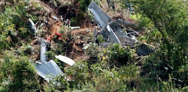 Avião Super Tucano, da Força Aérea Colombiana, foi derrubado pelas Farc em Jambalo (Colômbia)