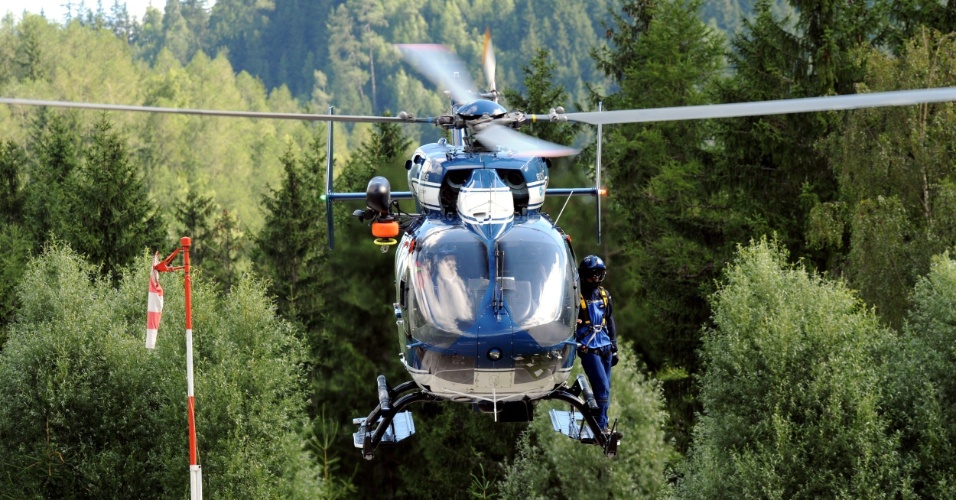 12.jul.2012 - Equipe de resgate chega de helicóptero em Chamonix, nos alpes franceses, onde uma avalanche deixou ao menos seis pessoas mortas e oito feridas nesta quinta-feira (12), no monte Maudit. Autoridades locais apontam a avalanche como a pior dos últimos anos