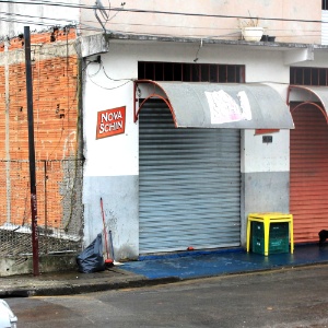 Imagem mostra mercearia onde um homem foi assassinado na madrugada de 12 de julho, na rua Jade do Jardim Mutinga, em Osasco, região metropolitana de São Paulo (SP) - Alex Falcão/Futura Press