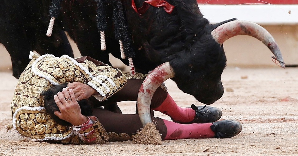 12.jul.2012 - Toureiro protege a cabeça durante apresentação na praça de touros em Pamplona, na Espanha, durante o sexto dia do Festival de São Firmino