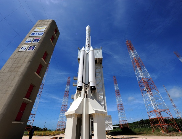 Torre móvel de lançamento com foguete no CLA, no Maranhão - Lucas Lacaz Ruiz - 12.jul.2012/Agência O Globo