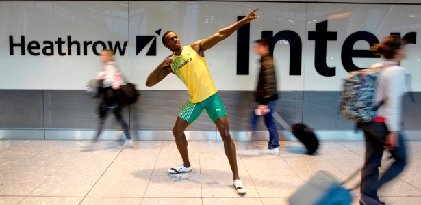 Uma estátua de cera do velocista Usain Bolt foi no aeroporto de Heathrow, em Londres, na última semana