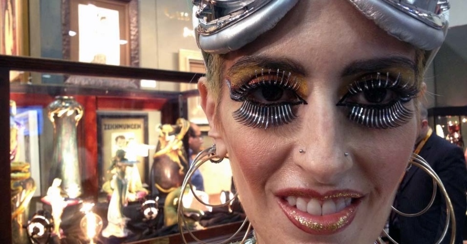 A maquiadora americana Seraphine Angelis mostra detalhe da sua maquiagem, baseada em uma heroína intergalática, para a San Diego Comic-Con (11/7/12) - Estefani Medeiros/UOL