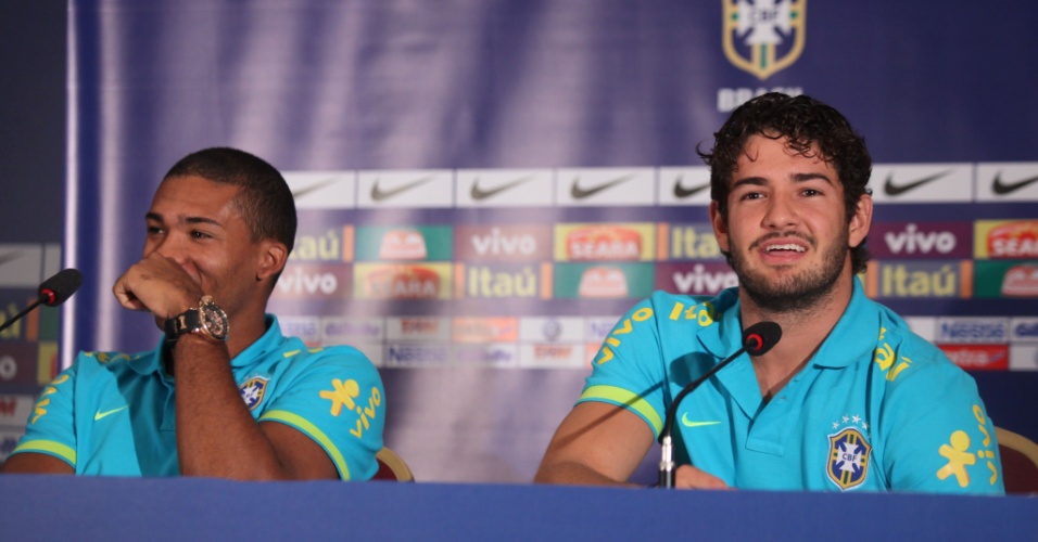 Antes das atividades com a seleção, o atacante Alexandre Pato e o zagueiro Juan concederam entrevista coletiva
