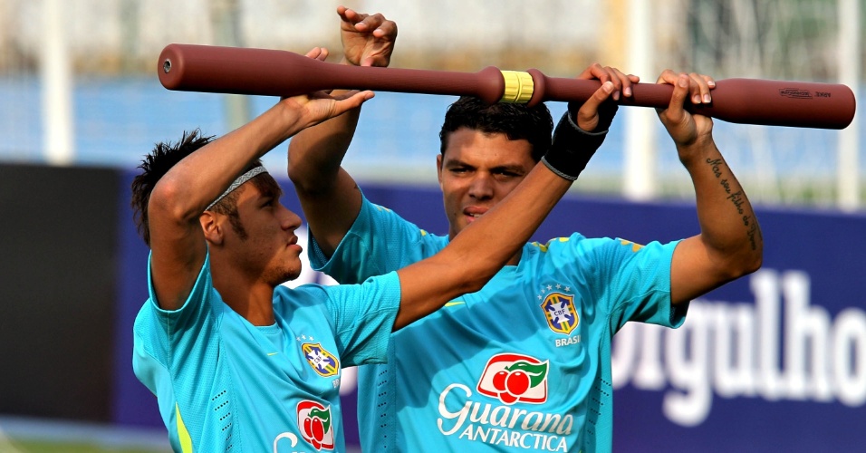 Atacante Neymar e zagueiro Thiago Silva realizam trabalho com bastão durante treino