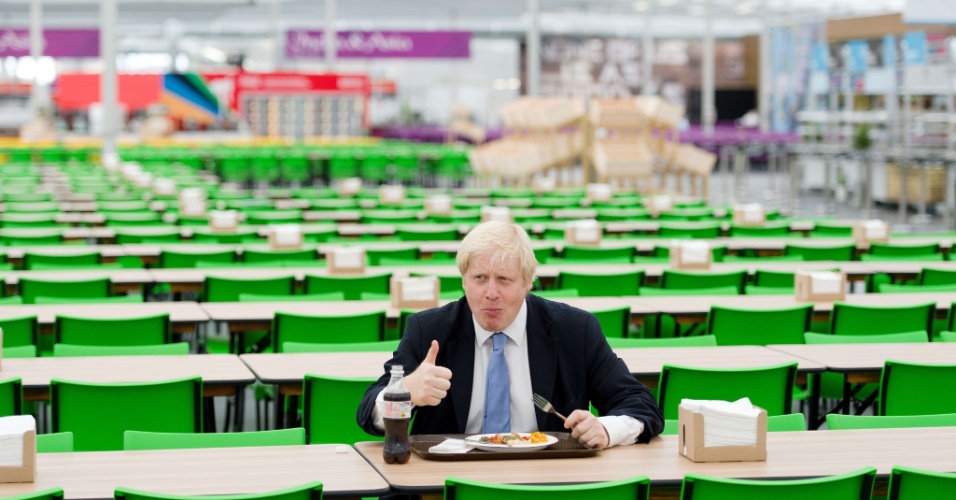 Boris Johnson, prefeito de Londres, faz pose no refeitório da Vila Olímpica; ele visitou o local nesta quinta-feira (12/07/2012)