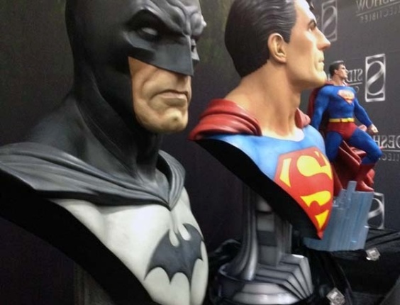 Bustos de Batman e Super Homem, heróis da DC Comics, são exibidos na abertura da Comic-Con, em San Diego (11/7/12) - Estefani Medeiros/UOL