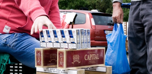 Cigarros  do comércio ilegal são vendidos por menos da metade do preço, em relação aos produtos comercializados legalmente, em Balbriggan, nos arredores de Dublin, na Irlanda (Reino Unido) - International Herald Tribune/Eoin O"Conaill
