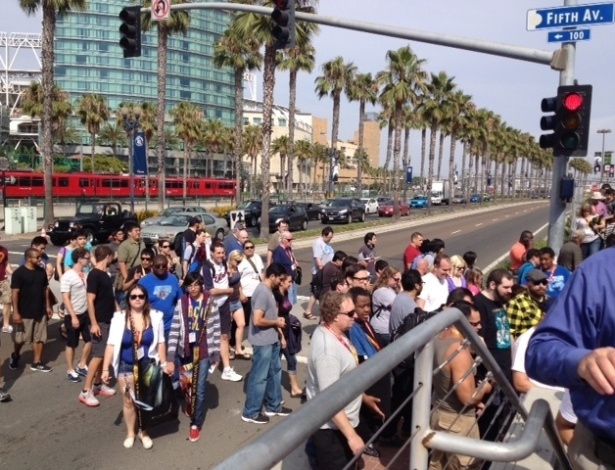 Fãs entram na Comic-con 2012 - Estefani Medeiros/UOL