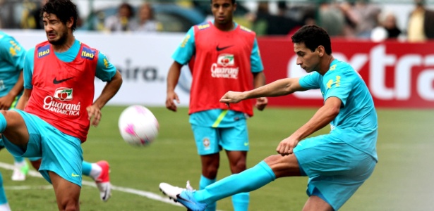 Com histórico de lesões, Pato e Ganso preocupam equipe de fisioterapeutas do Brasil