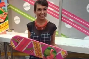Garota exibe skate voador "igual" ao do filme "De Volta para o Futuro 2", durante Comic-Con (12/7/12) - Diego Assis/UOL