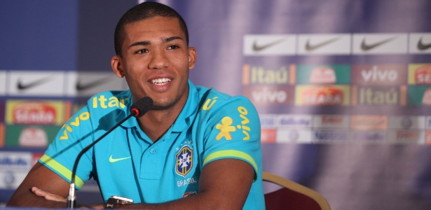 O zagueiro Juan quer calar críticas sobre inexperiência da seleção brasileira