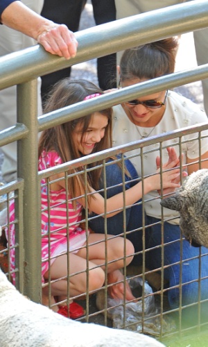 Katie Holmes e a filha Suri Cruise alimentam animais no Central Park Zoo em Nova York (11/7/12)
