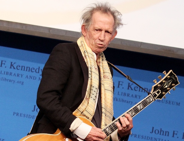 Keith Richards toca durante o prêmio Lyrics of Literary Excellence de 2012 em Boston (12/2/12) - Marc Andrew Deley/Getty Images