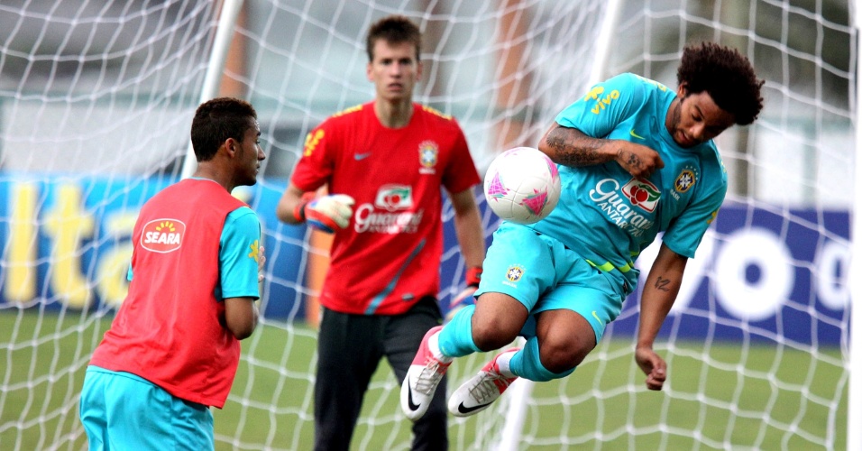 Lateral Marcelo salta para evitar que bola chegue na meta do goleiro Neto durante coletivo