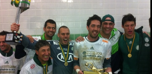 Marcos posa ao lado de Bruno, Deola e outros jogadores do Palmeiras após o título  - Reprodução