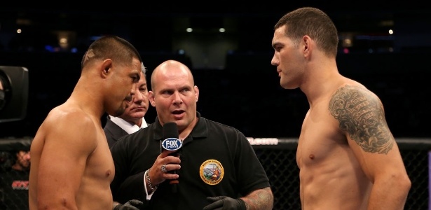 Mark Muñoz e Chris Weidman (d) se encaram antes do combate no UFC on Fuel TV - Ezra Shaw / Zuffa LLC / Zuffa LLC via Getty Images