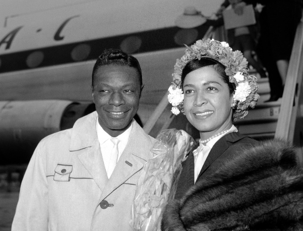 Nat "King" Cole e sua mulher Maria Hawkins Cole no aeroporto de Londres (12/5/60) - AP
