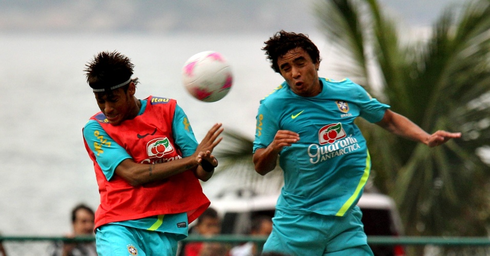 Neymar divide bola aérea com o lateral Rafael em coletivo no Rio de Janeiro