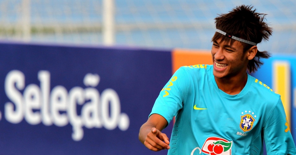 Neymar ri de colegas durante treino da seleção brasileira no Rio de Janeiro
