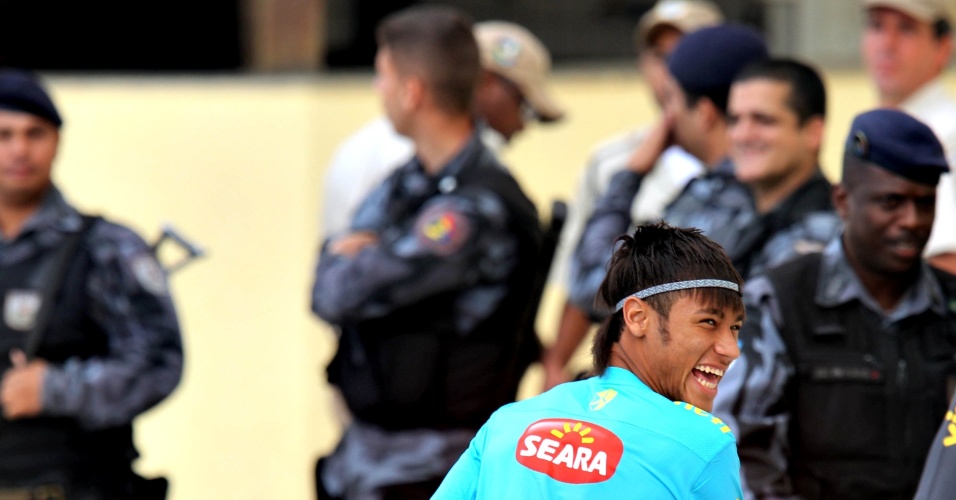 Neymar se diverte em treino da seleção no Rio de Janeiro