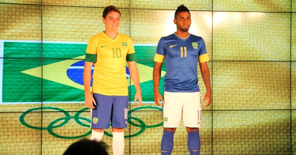 Adryan e Muralha, jogadores do Flamengo, posam na apresentação com novo uniforme olímpico de futebol do Brasil