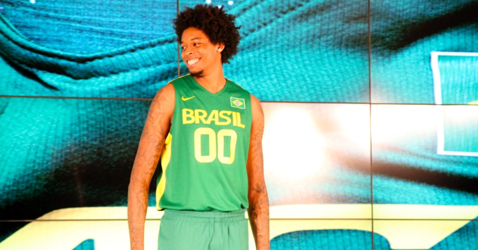 Lucas Bebê, do basquete, apresenta novo uniforme olímpico da seleção brasileira em Londres