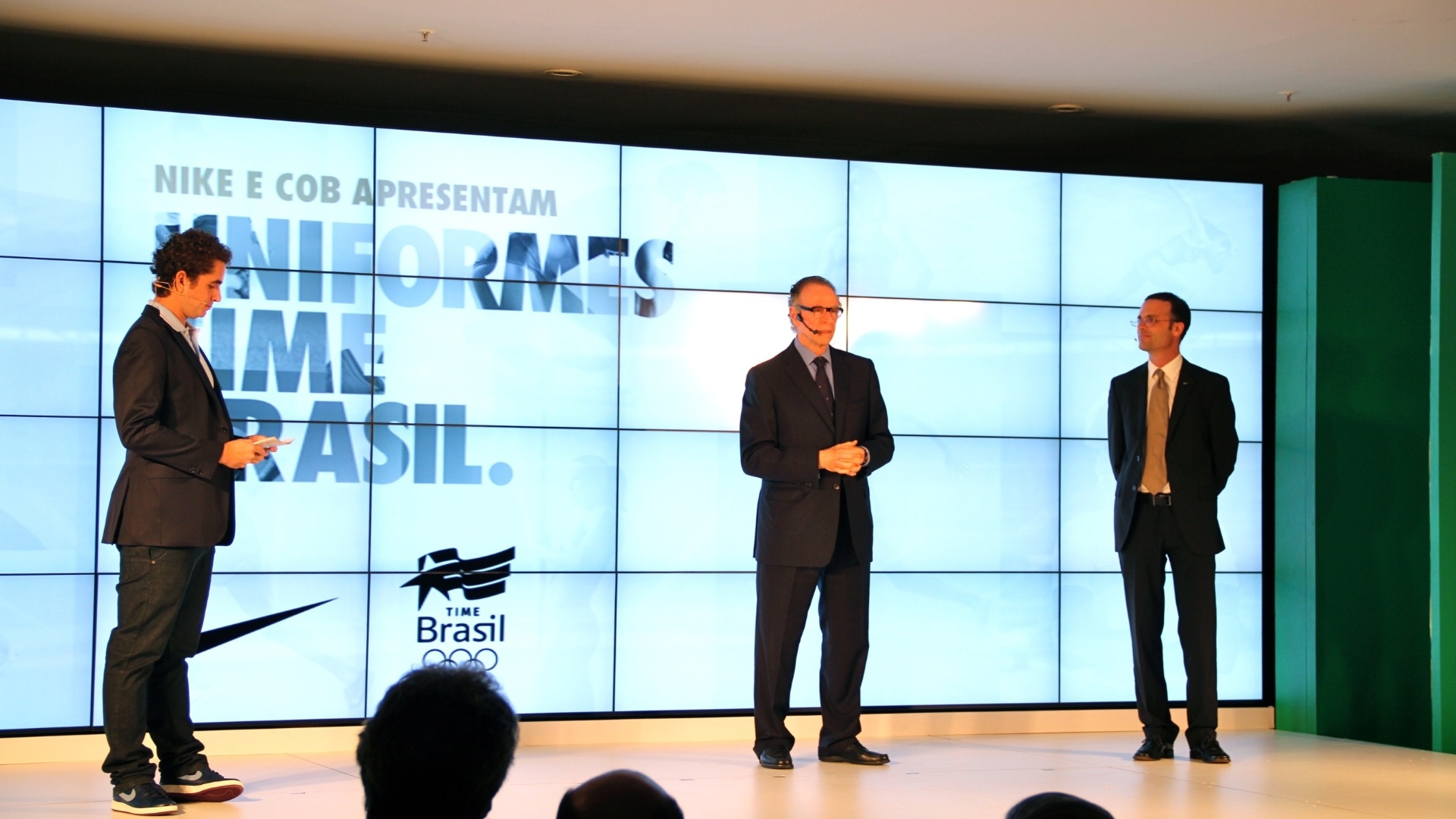 Carlos Nuzman, presidente do COB, e Felipe Andreoli, do CQC, apresentam novo uniforme olímpico do Brasil