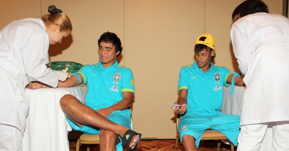 O atacante Neymar e o lateral-direito Rafael realizaram exame de sangue no hotel no Rio de Janeiro nesta quinta-feira