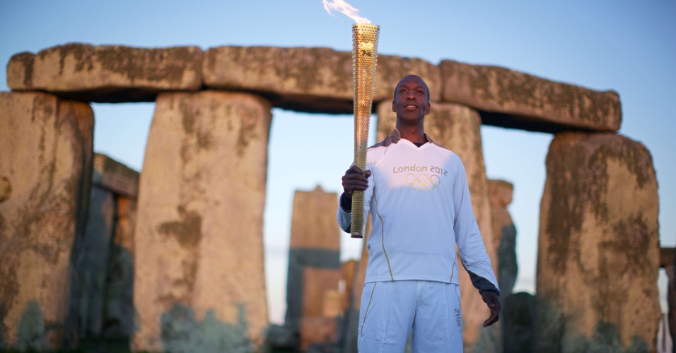 O ex-velocista e multicampeão olímpico Michael Johnson carregou a tocha olímpica pelo monumento de pedra de Stonehenge, um dos principais pontos turísticos da Inglaterra (12/07/2012)