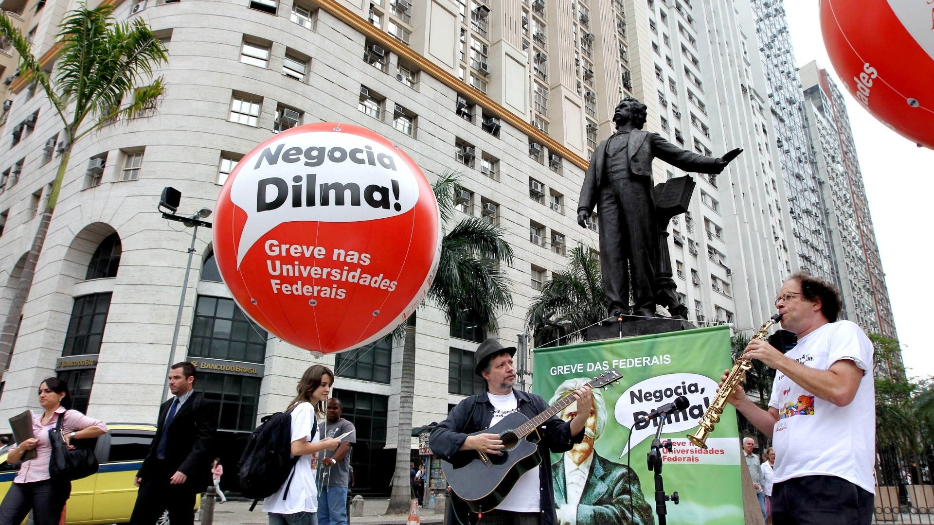 Resultado de imagem para 2012 GREVE