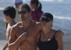 Sharon Stone curte praia com o namorado em Santa Catarina - AgNews