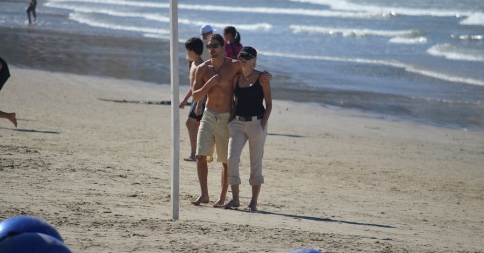 Sharon Stone curtiu praia com o namorado, Martin Mica, em Balneário Camboriú, Santa Catarina (12/7/12)