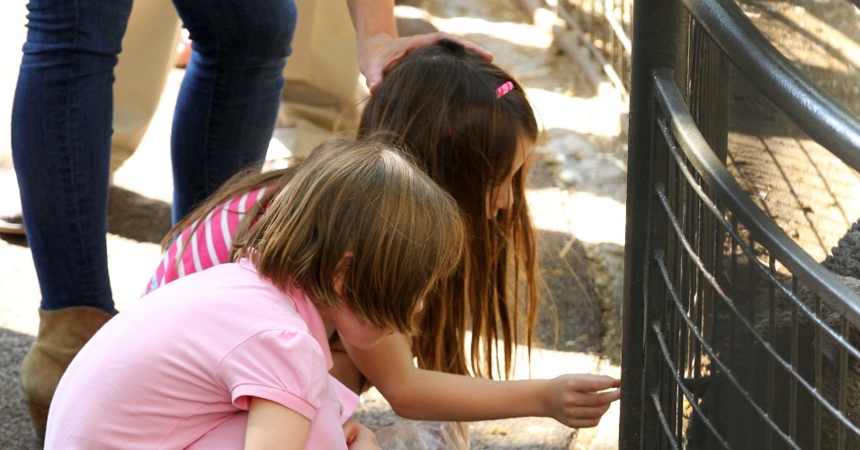 Suri brinca com uma amiguinha no Central Park Zoo em Nova York (12/7/12)