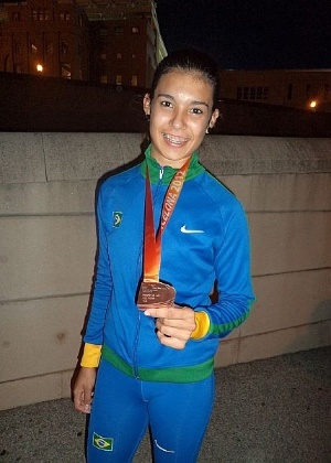 Tamiris de Liz mostra a medalha de bronze conquistada por ela no Mundial juvenil de atletismo