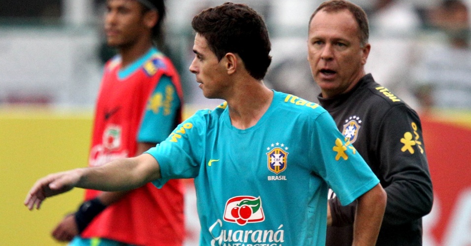Técnico Mano Menezes chama a atenção de Oscar durante treino da seleção no Rio