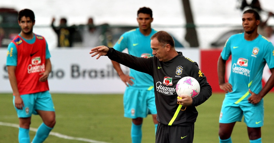 Técnico Mano Menezes orienta jogadores durante treino sa seleção no Rio de Janeiro