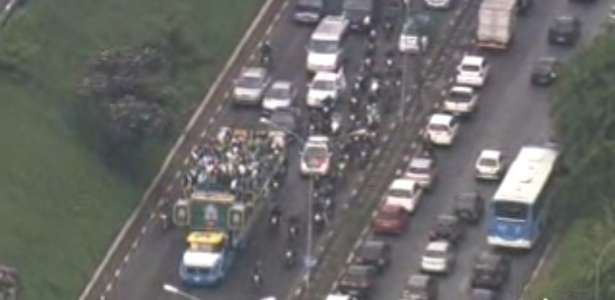 Torcedores acompanharam o time durante desfile pelas ruas de São Paulo - Reprodução/TV Globo