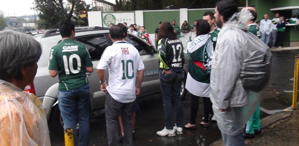 Torcedores do Palmeiras xingaram a Rede Globo na manhã desta quinta-feira - Bruno Thadeu/UOL Esporte