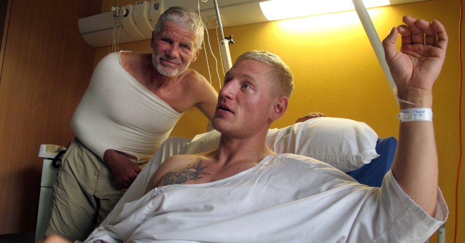 12.jul.2012-O alpinista dinamarquês Thomaz Wybro recebe jornalistas no hospital onde se recupera de ferimentos provocados pela avalanche