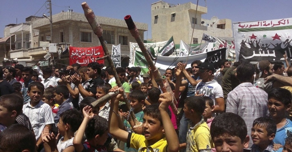 13.jul.2012 - Crianças são vistas em protesto contra o president da Síria, Bashar al Assad em em Idlib, Síria