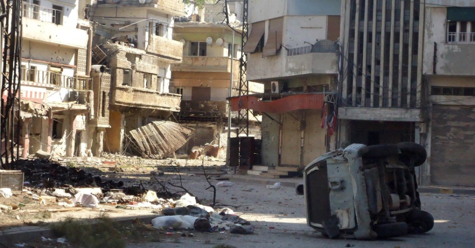 13.jul.2012 - Imagem divulgada pela oposição síria mostra a destruição em Homs. Nesta quinta-feira (12), ao menos 200 pessoas morreram em uma operação do Exército sírio contra a cidade de Tremseh, no reduto opositor da província de Hama (centro do país), segundo grupos de oposição do país