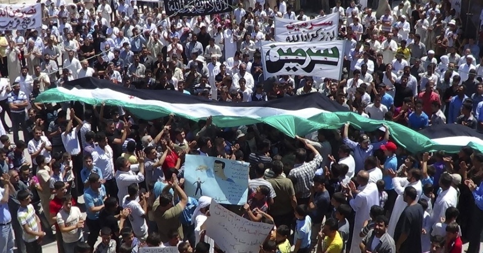 13.jul.2012 - Manifestantes contrários ao governdo de Bashar al Assad fazem proteso contra o governo do ditador sírio, em Idlib, na Síria.