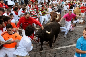 Festa de São Firmino agita cidade da Espanha com vinho e corrida de touros  - Fotos - UOL Notícias