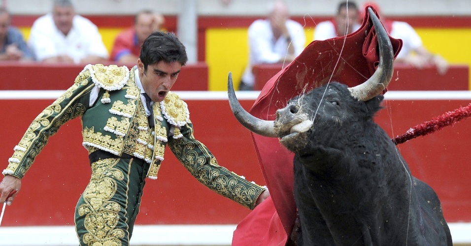 13.jul.2012-O toureiro Miguel Angel Perera toureia seu segundo animal do dia na sexta-feira (13), no Festival de São Firmino, que acontece em Pamplona, na Espanha