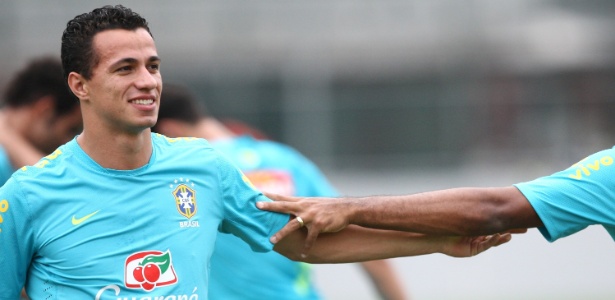 Atacante Leandro Damião está na mira do Milan e pode deixar o Internacional  - Mowa Sports 