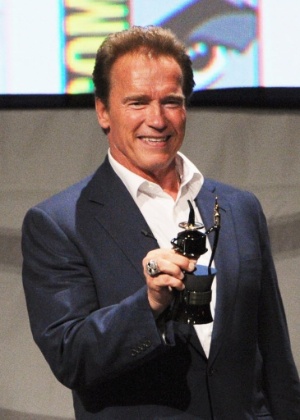 Arnold Schwarzenegger vai falar sobre filho fora do casamento em autobiografia inédita